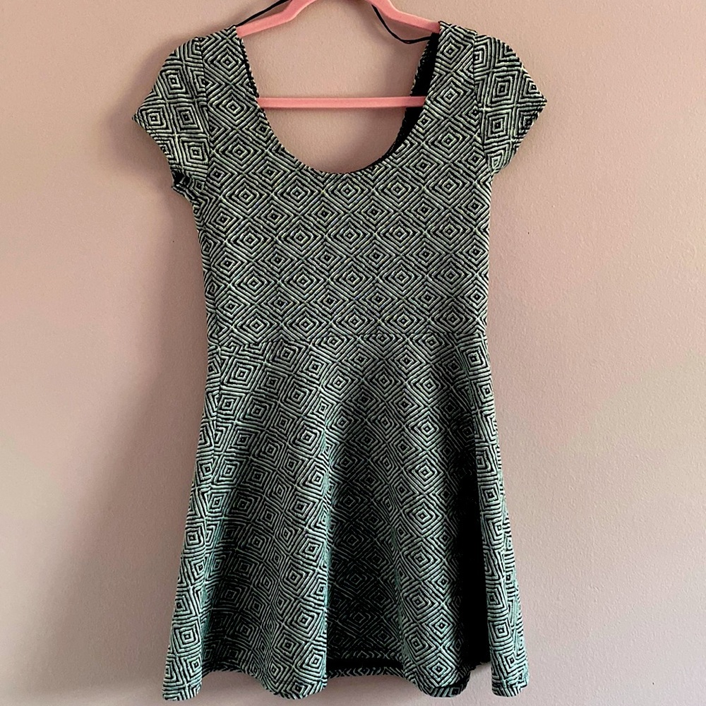 Aéropostale Geometric Short sleeve form fitted mini skater dress Size Medium